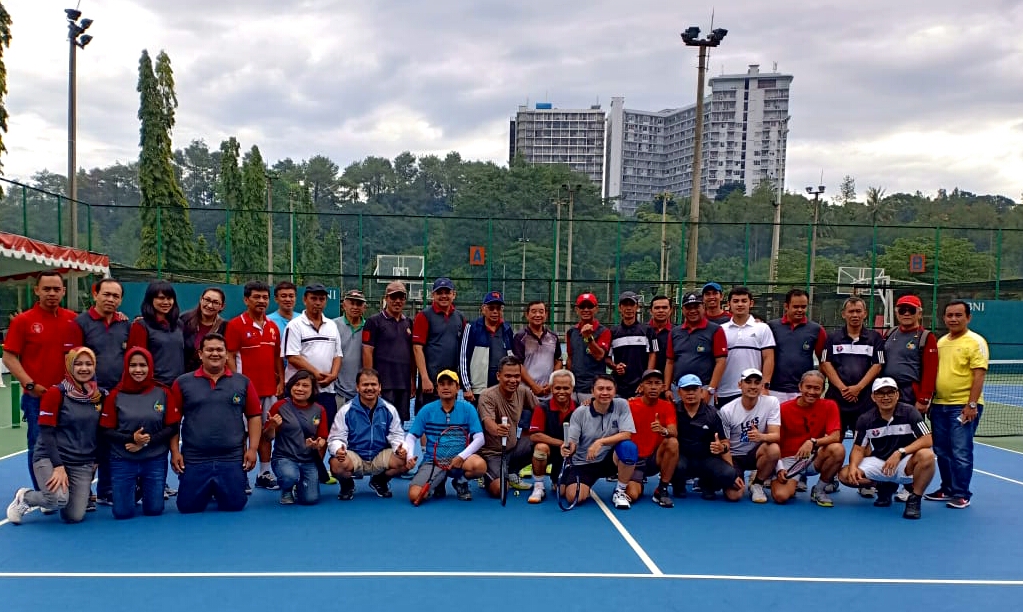 PESERTA tenis persahabatan ITB dan mitra dalam rangka dies natalis ke-60 ITB berfoto bersama di lapangan tenis Sabuga, Jalan Tamansari Kota Bandung, Minggu (10/3/2019).