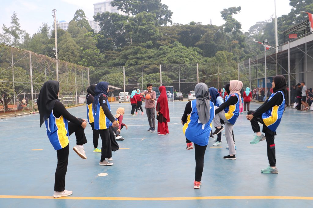 Pemain bola tangan FTTM ITB sedang melakukan pemanasan sebelum pertandingan