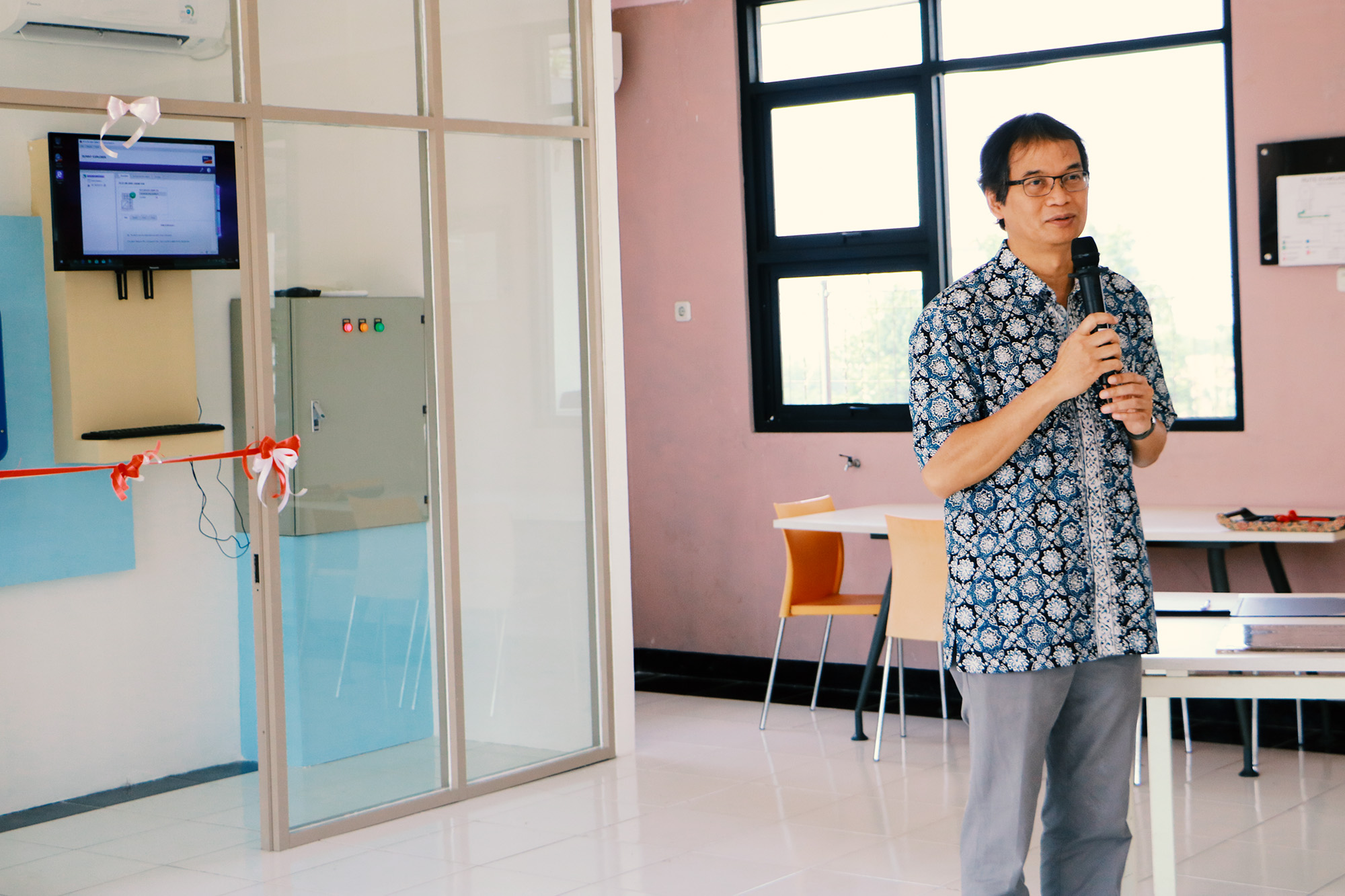 Dekan FTTM ITB memberikan sambutan pada acara serah terima PLTS