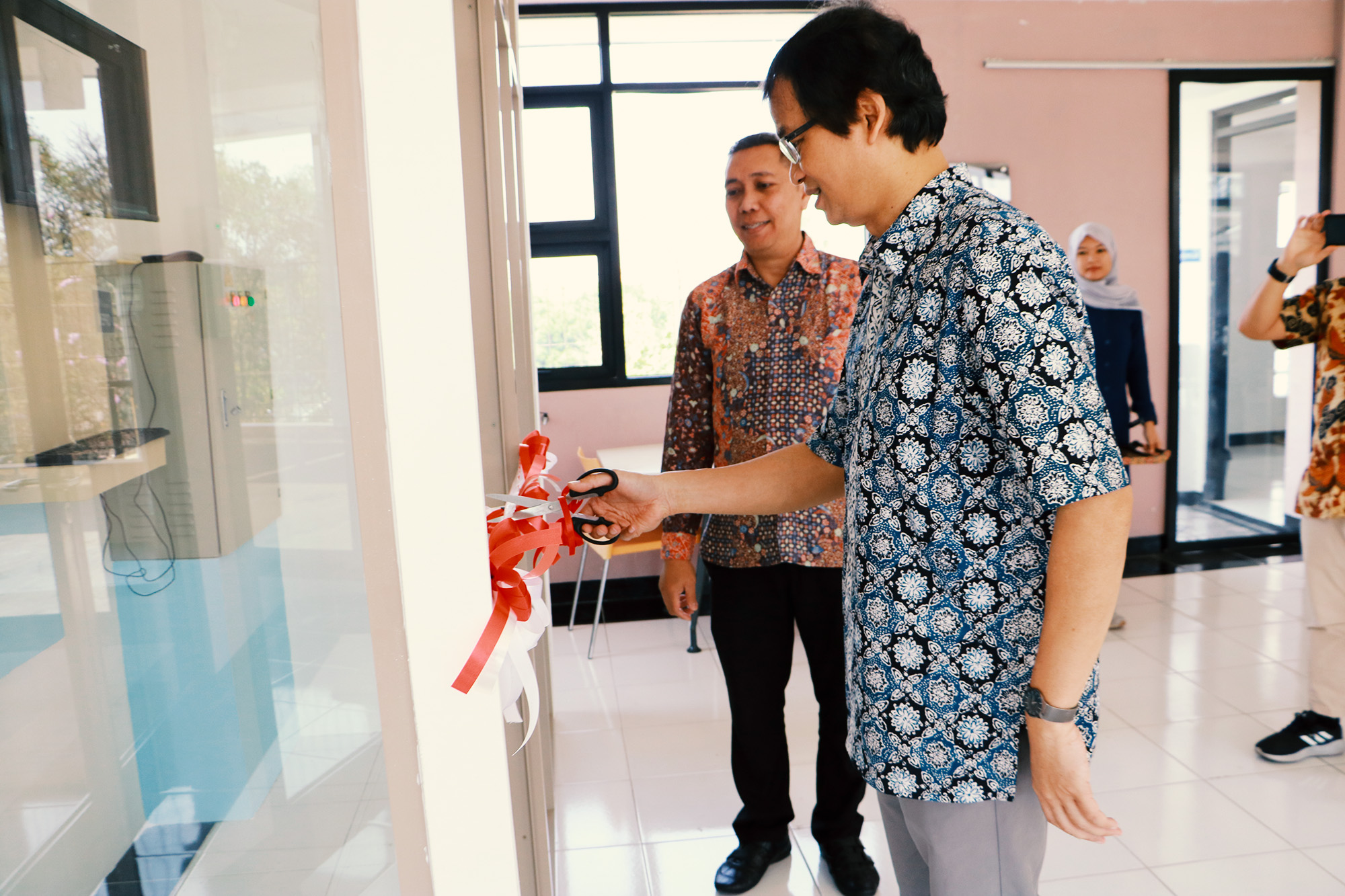 simbolis serah terima PLTS dengan kegiatan pengguntingan pita oleh dekan FTTM ITB didampingi Zulfian Mirza selaku Dirut PT SESM