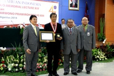 Sri Widiyantoro Terima Sarwono Award dari LIPI