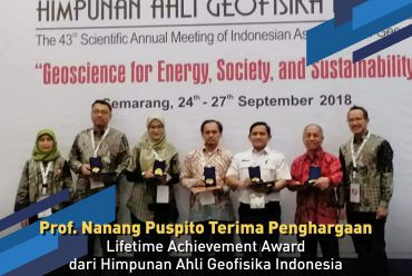 Prof. Nanang Puspito receives Lifetime Achievement Award from HAGI