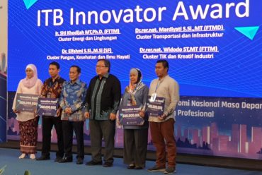Dr.rer.nat. Widodo, ST., MT. dan Ir. Siti Khodijah, MT., Ph.D. meraih ITB Innovator Award