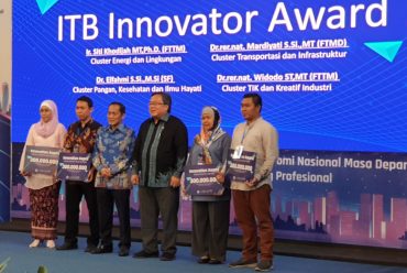 Dr.rer.nat. Widodo, ST., MT. dan Ir. Siti Khodijah, MT., Ph.D. meraih ITB Innovator Award